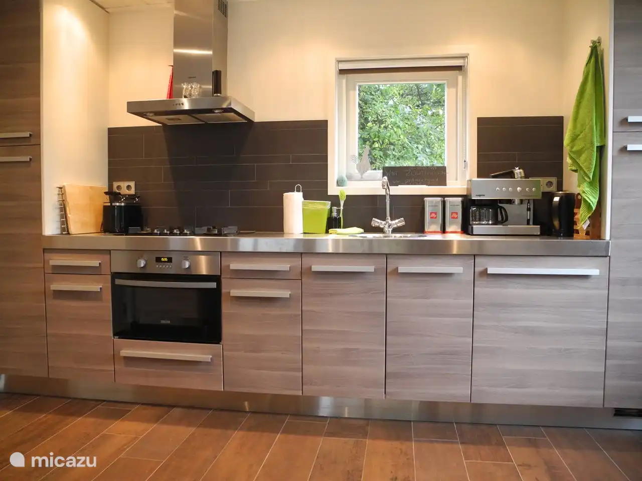 Modern and complete kitchen