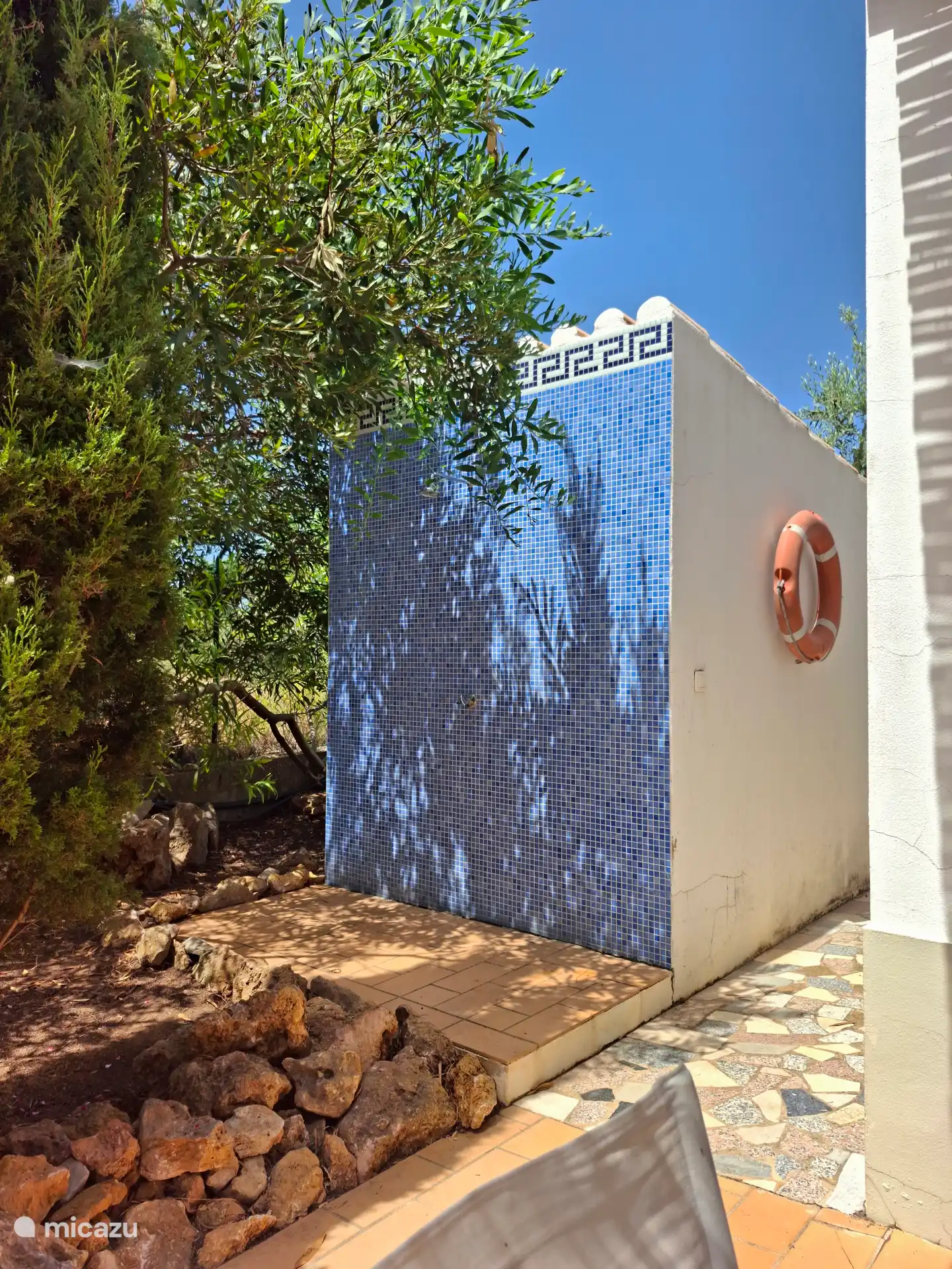 Ducha exterior junto a la piscina