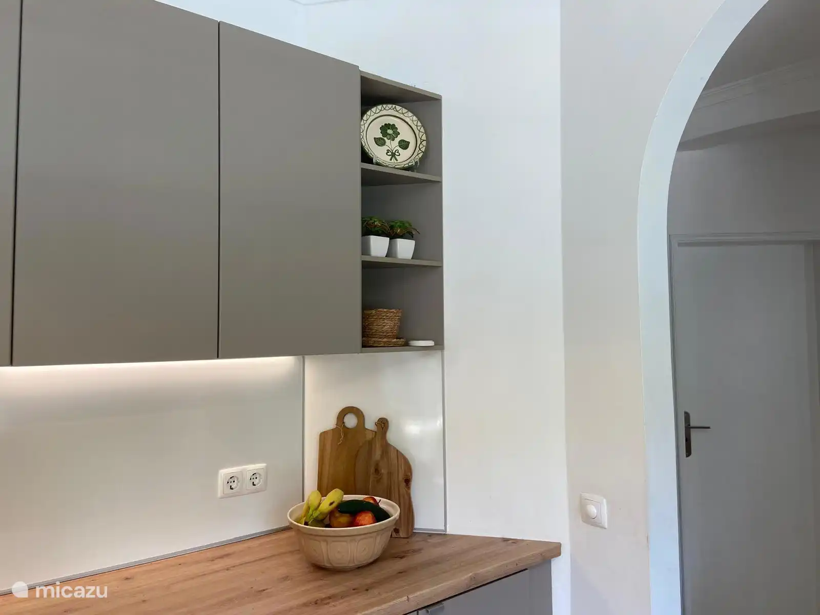 Fully equipped kitchen with garden view