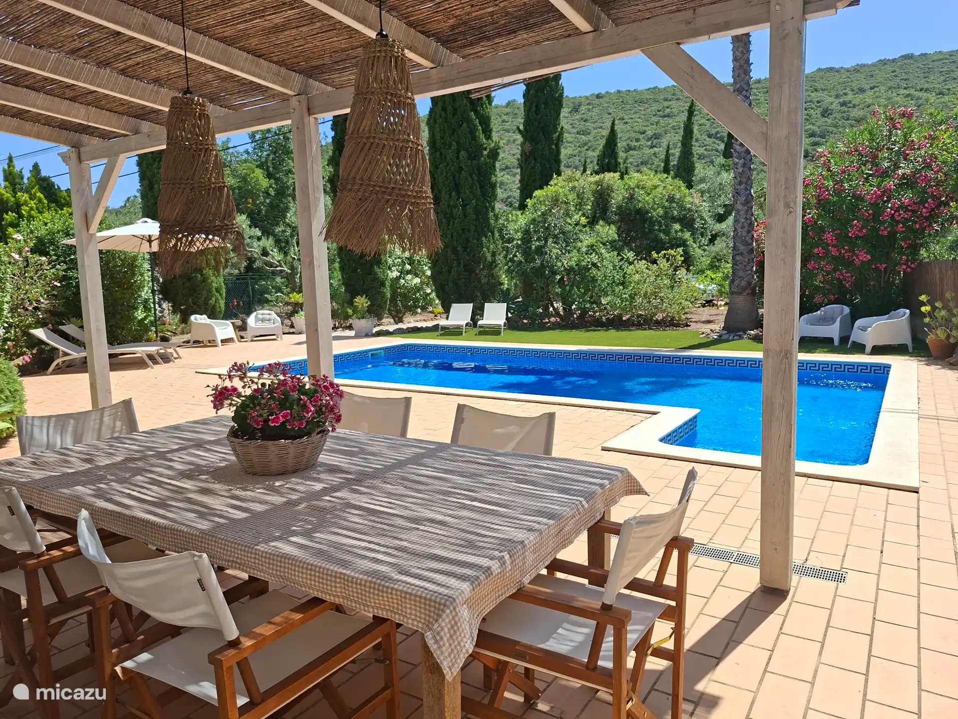 Terraza junto a la piscina