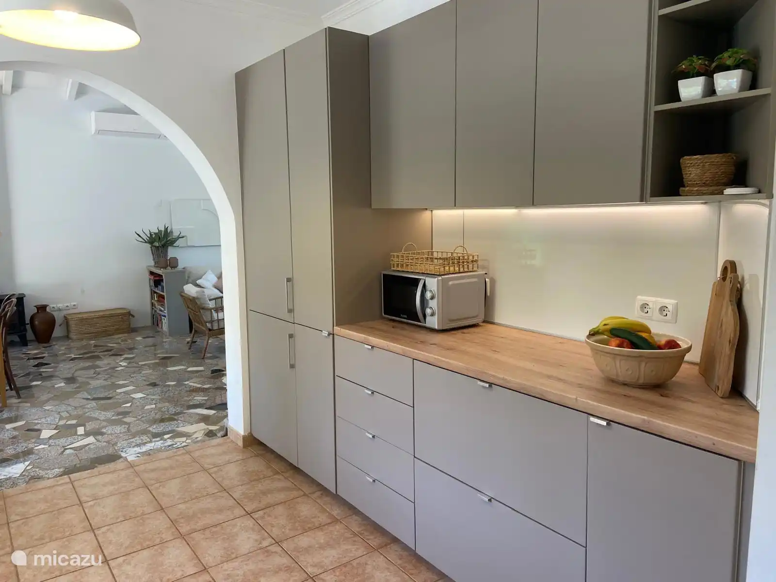 Fully equipped kitchen with garden view
