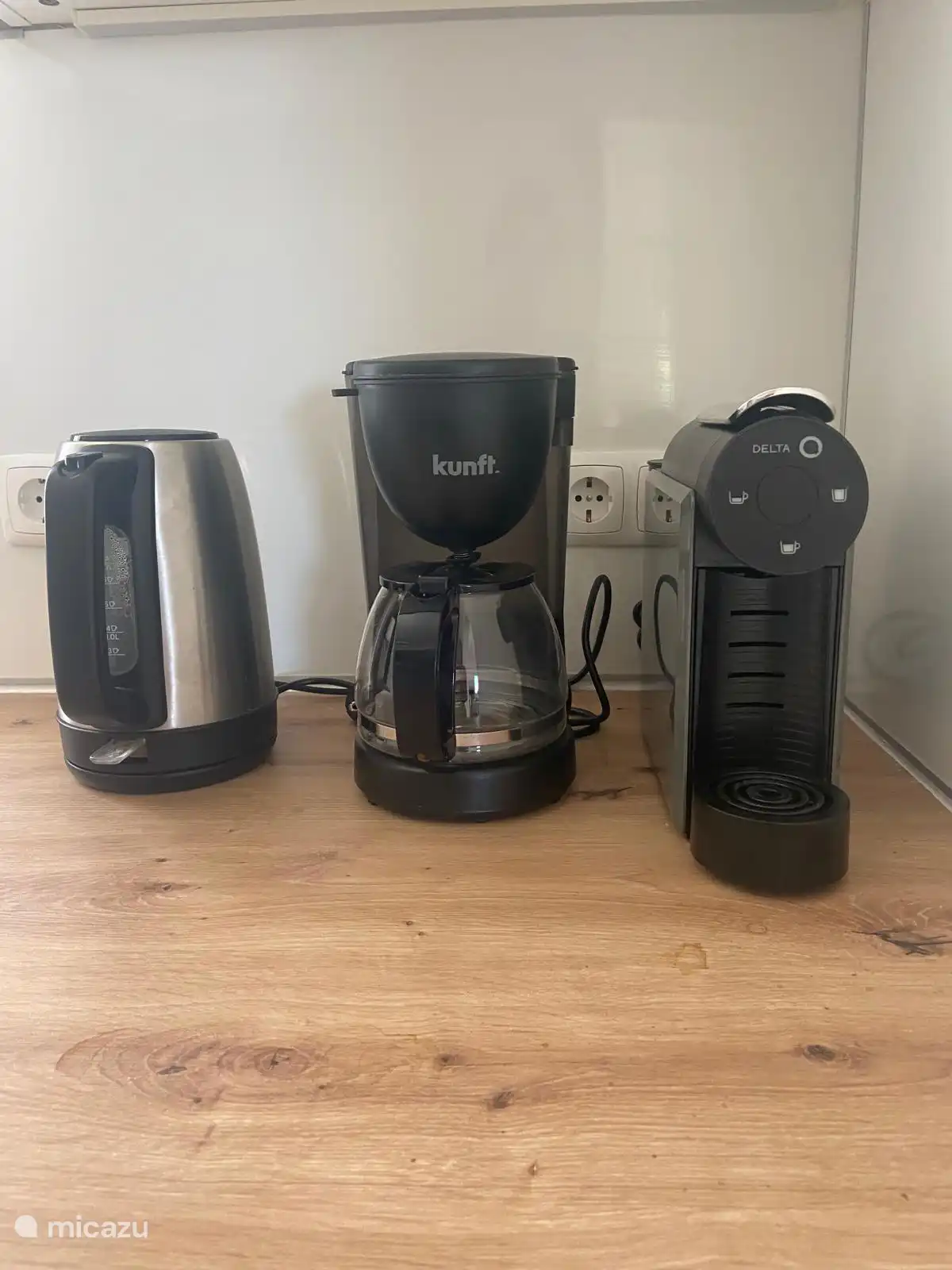 Tetera, café con filtro y máquina de espresso