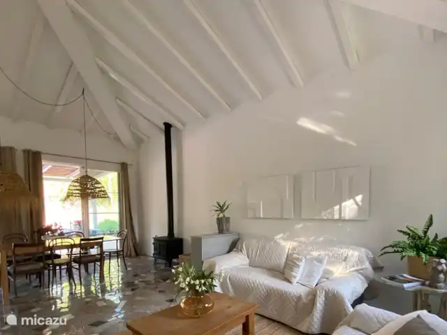 Boa Vida | Portugal, Algarve, Moncarapacho - villa Salon très spacieux (40 m2) avec 2 x portes coulissantes donnant sur la terrasse/jardin et porte donnant sur l’arrière-cour