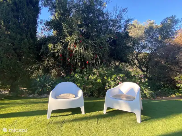 Boa Vida | Portugal, Algarve, Moncarapacho - villa Grande pelouse avec chaises et transats