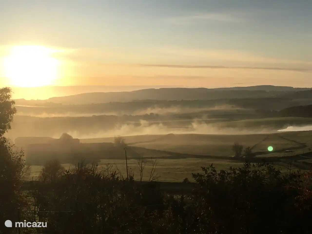 Ansicht bei Sonnenaufgang mit Tau auf dem Gebiet