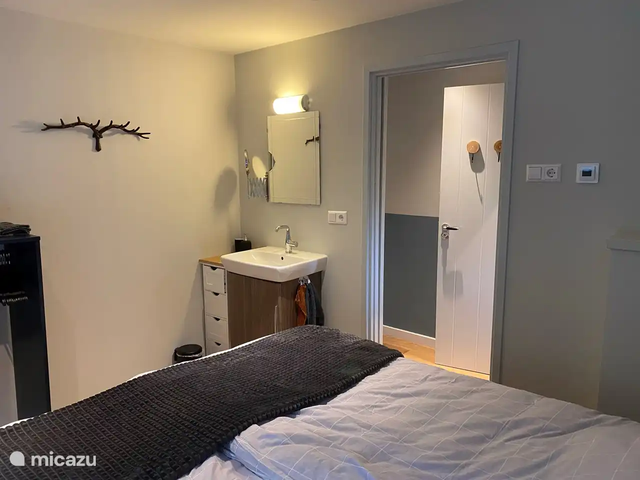 Schlafzimmer mit Doppelbett 200x180