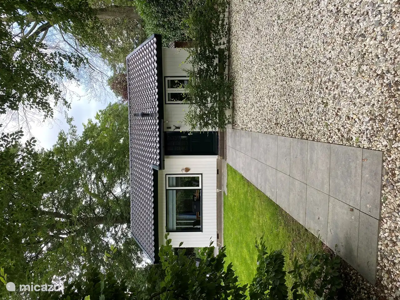 Vorderansicht mit Stellplatz