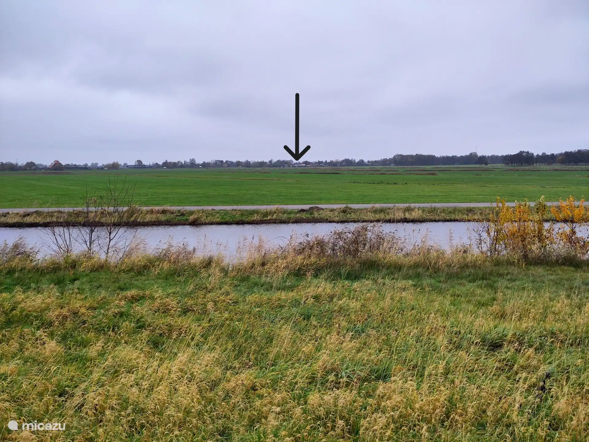 Hier staat het huis, gezien vanaf de dijk bij het Tjeukemeer