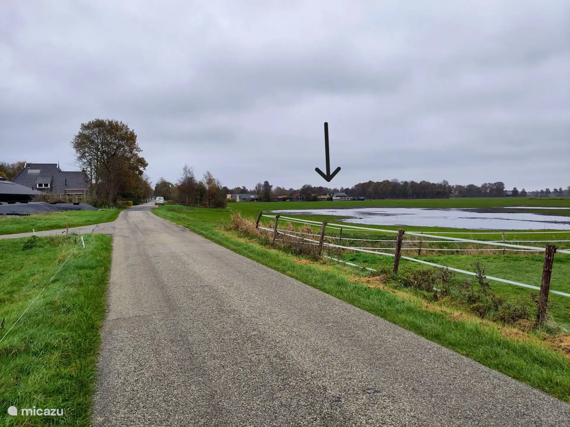 Hier staat het huis, gezien vanaf de Meerweg, lopend vanaf het Tjeukemeer.