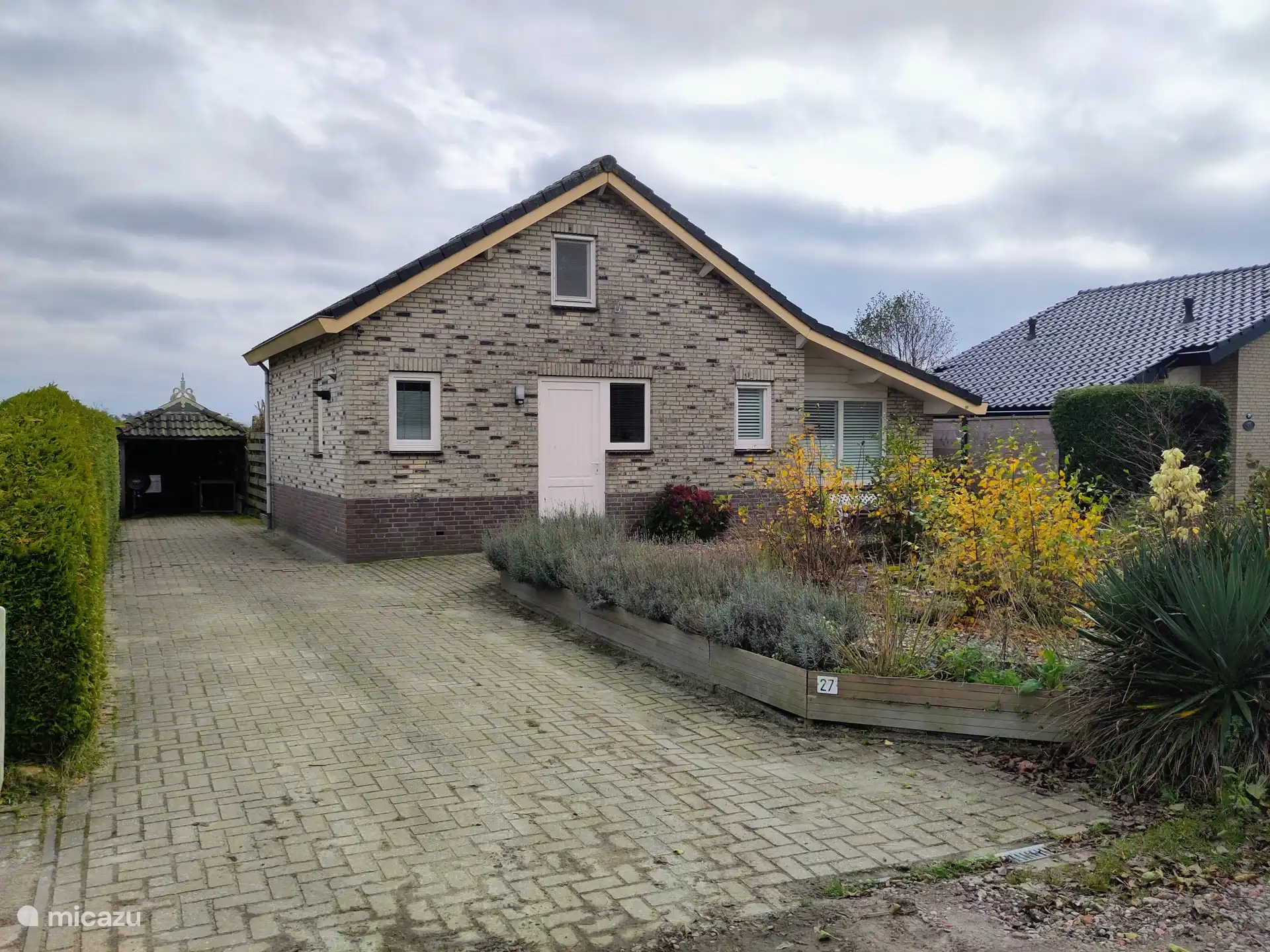 Jardin avant avec grande allée