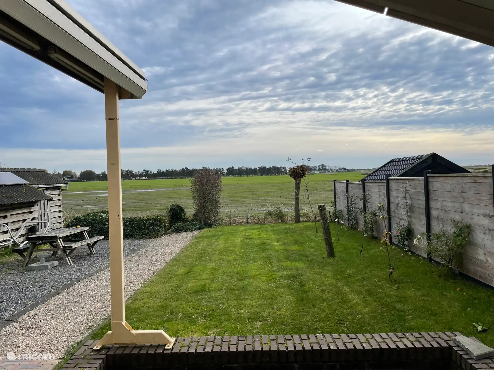 Vue sur le jardin avec une nouvelle clôture et des arbres fruitiers