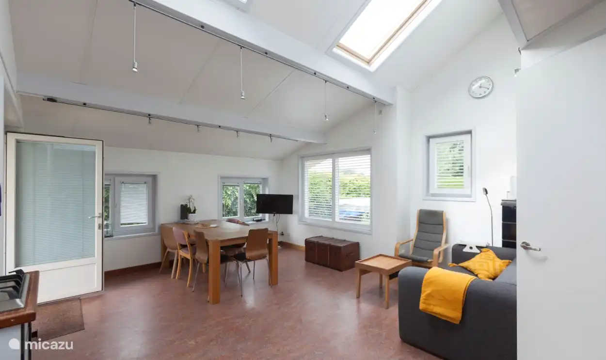 Lichte woonkamer met dakramen die open kunnen