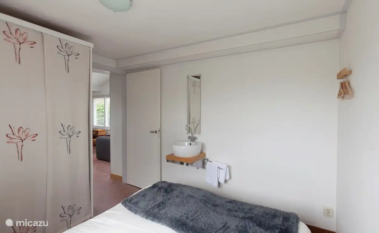 Slaapkamer 1, beneden: 1 tweepersoons bed 