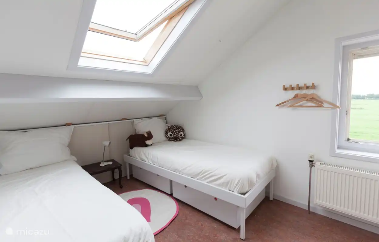 Slaapkamer 3, boven: twee eenpersoonsbedden