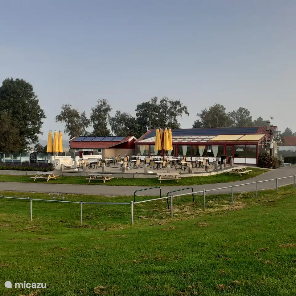 Omgeving: het strandpaviljoen met ruim terras