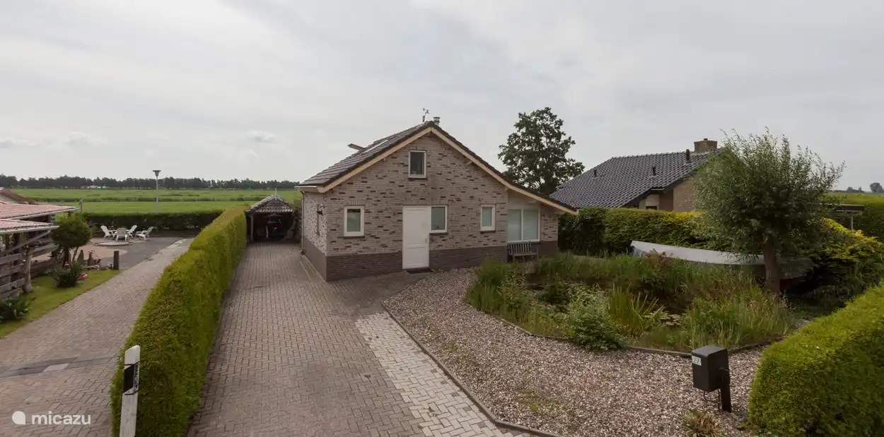 Voorkant huis met oprit voor 3 auto's