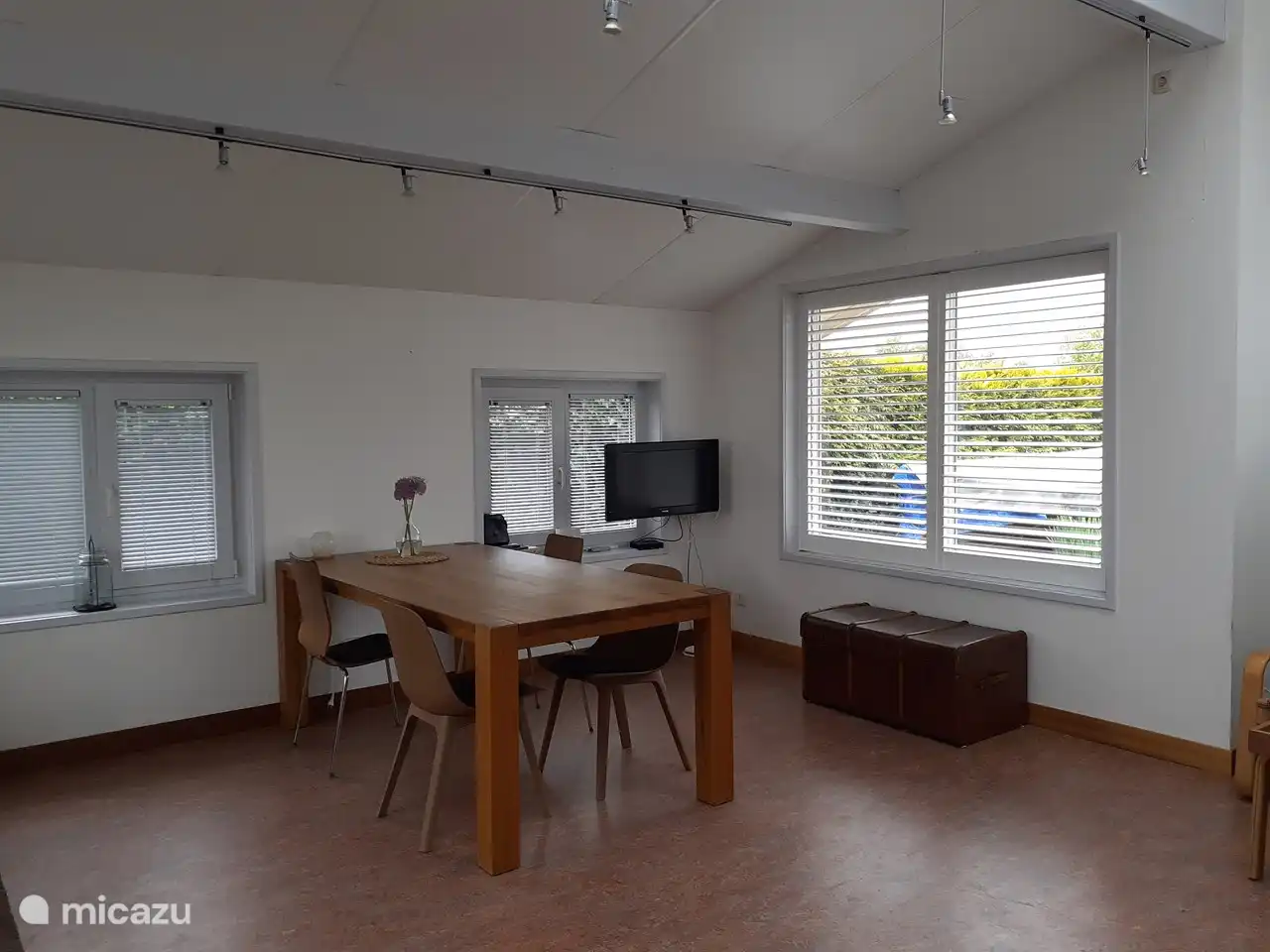 Eettafel met 6 stoelen (waarvan 4 op deze foto)