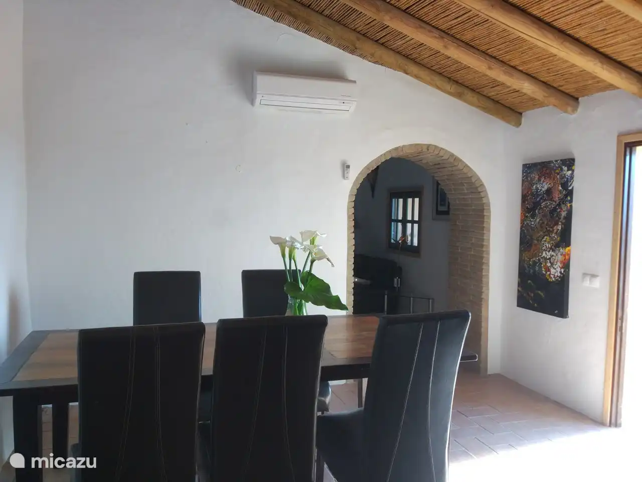 Acceso al salón desde el comedor a través de una cancela