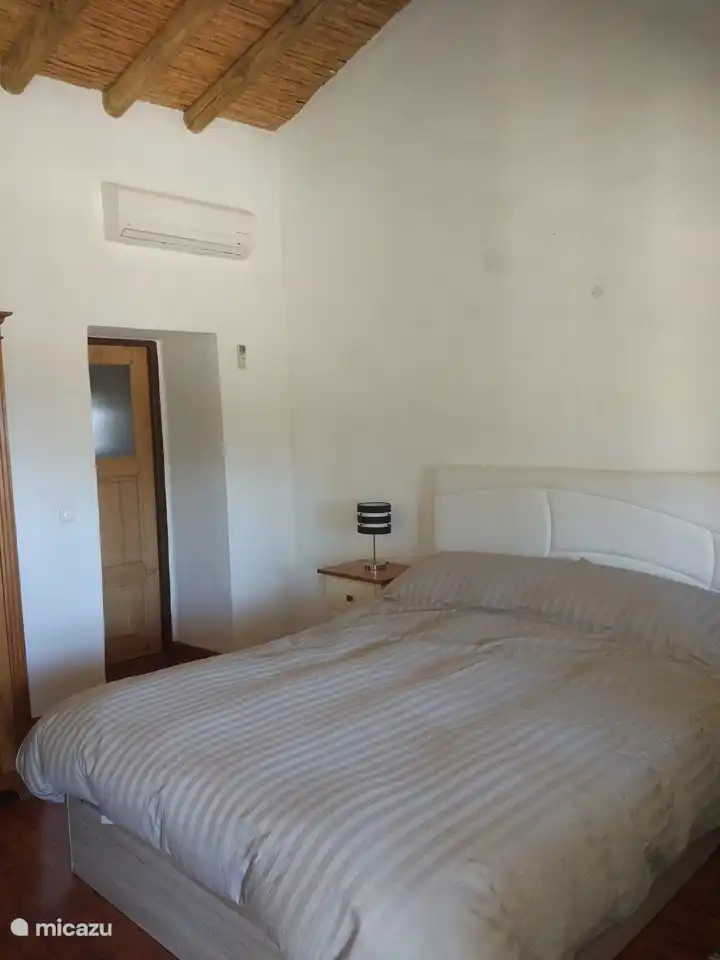 El dormitorio está equipado con aire acondicionado.