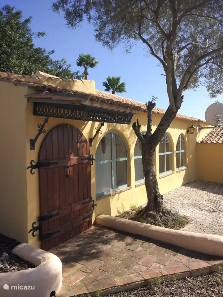 Fachada lateral, con 2 dormitorios.