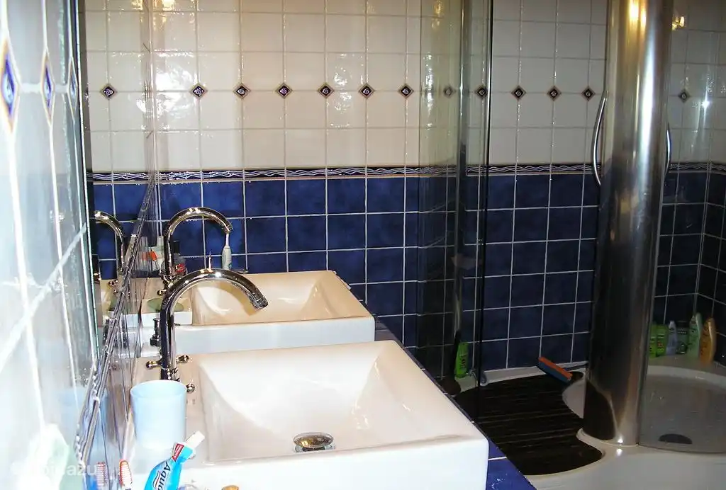 Cuarto de baño, equipado con 2 lavabos, ducha y WC.
