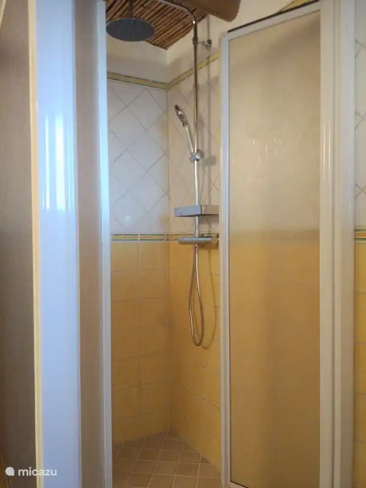 Ducha en el baño del dormitorio 2