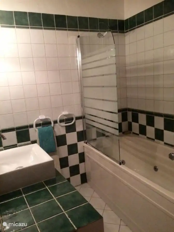 Baño con 2 lavabos, bañera de burbujas, inodoro y bidé