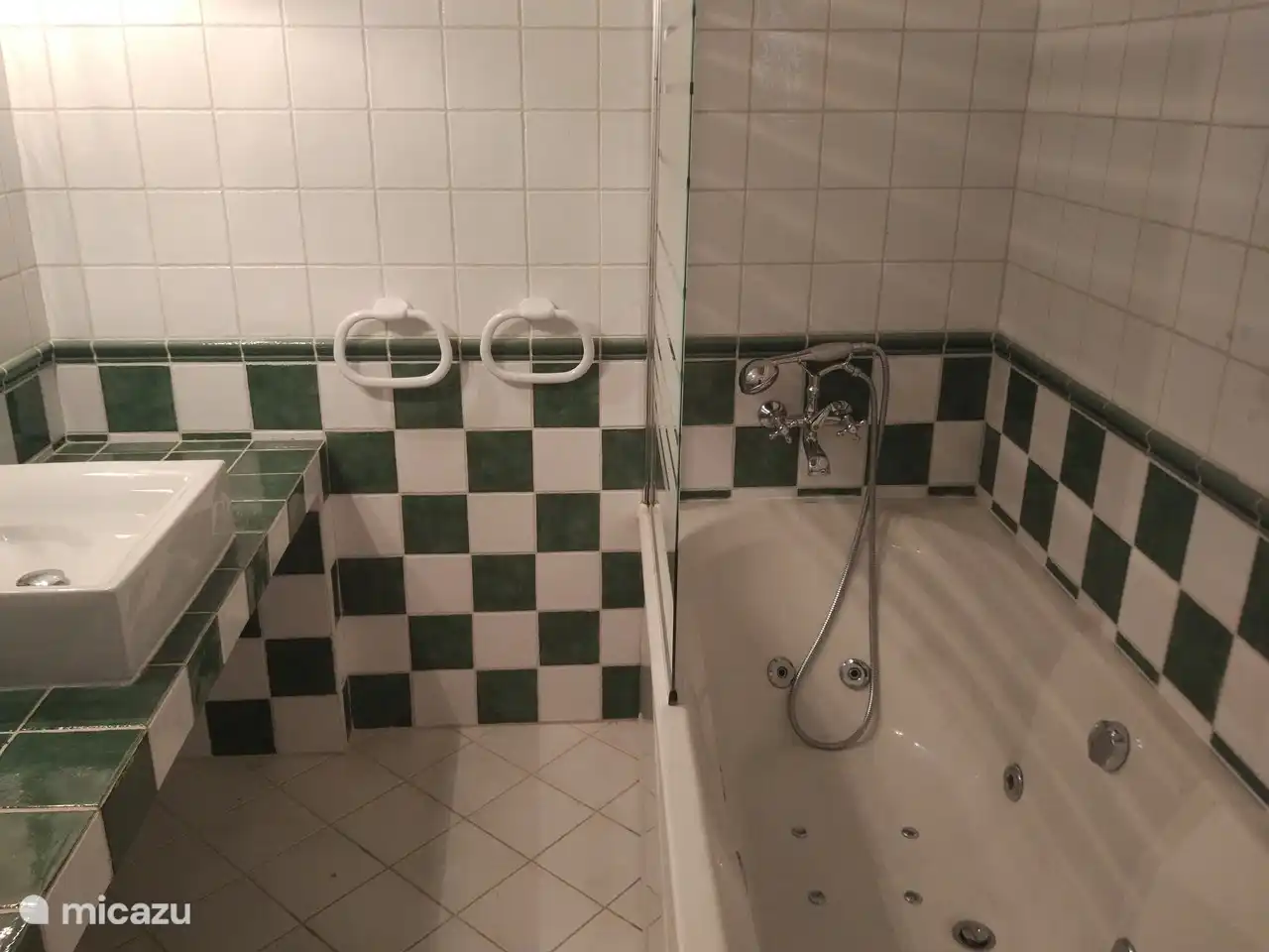 El espacioso jacuzzi