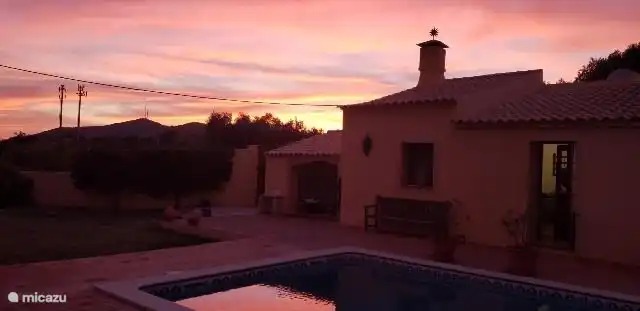 Quinta das Mil Estrelas en la luz roja de la tarde