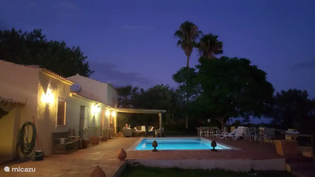 La piscina iluminada para las cálidas tardes de verano