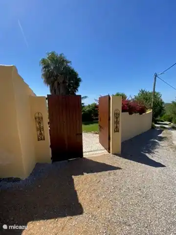 La entrada principal, a través de puerta puerta rústica