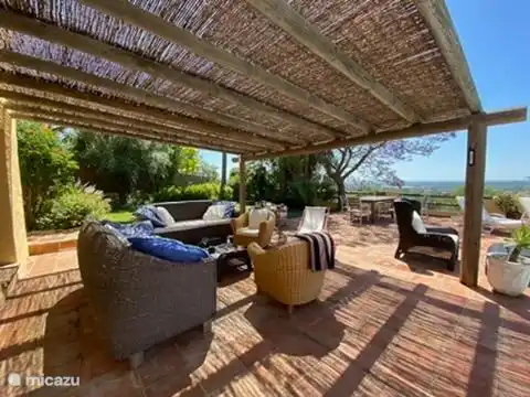 Sala de estar sombreada