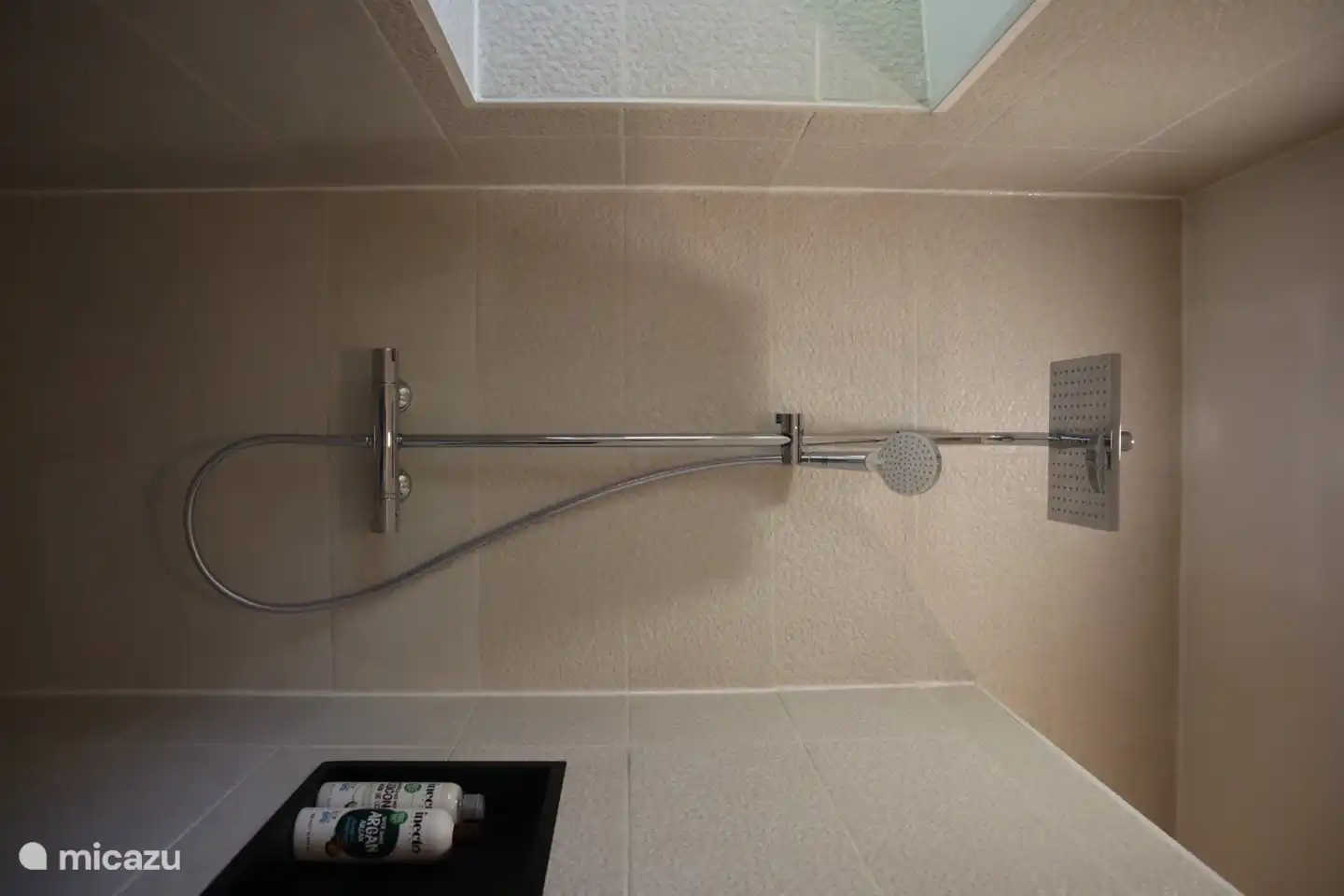 La salle de bain avec douche pluie