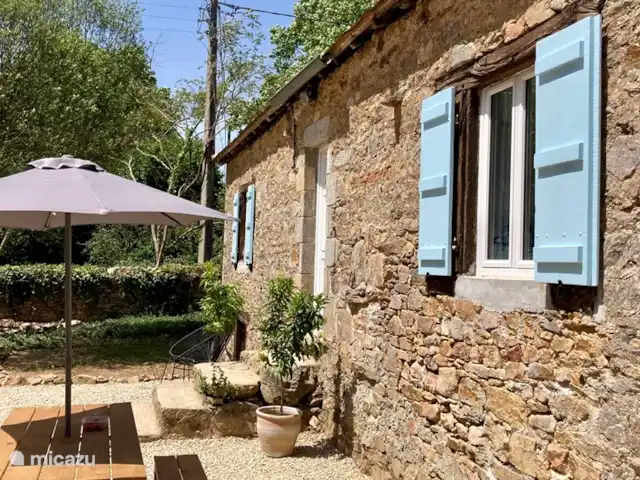 Château de Freyssinet - Jourdaine huren in Frankrijk, Haute-Vienne, Saint-Priest-Ligoure - gîte / cottage Een zonovergoten terras