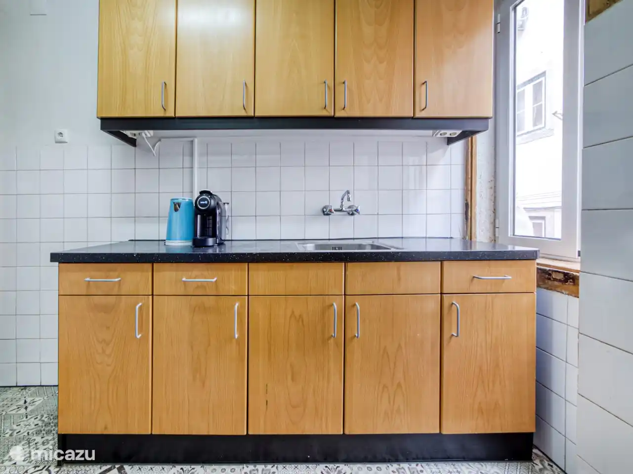 Bloc cuisine avec cafetière et théière