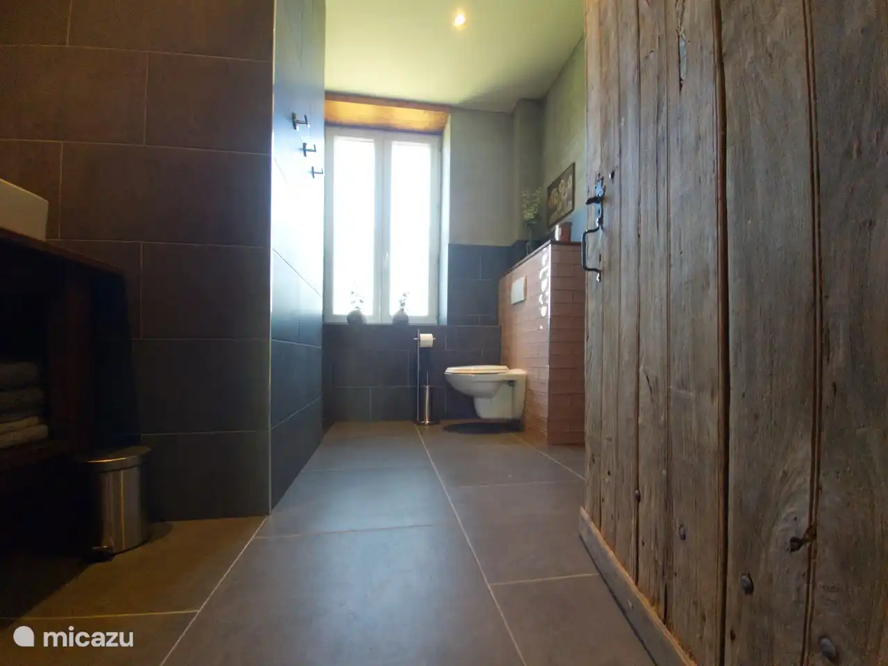 Das Badezimmer im Erdgeschoss mit dem Waschtisch auf der linken Seite und der Toilette.