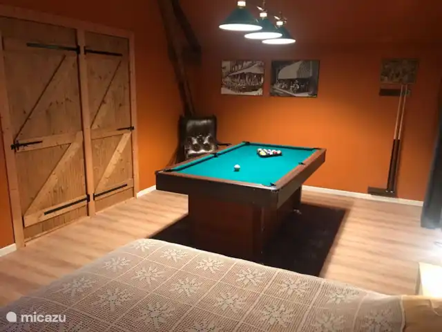 Casa de vacaciones Laume en Francia, Allier, Theneuille - casa vacacional La mesa de billar en el dormitorio naranja en el primer piso. Este dormitorio también tiene acceso al baño en el primer piso.