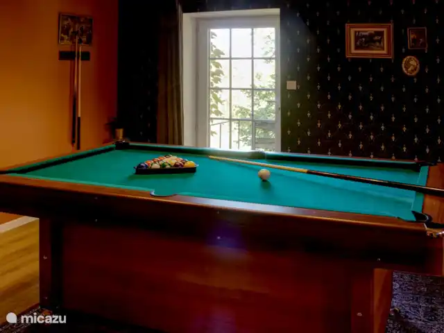 Casa de vacaciones Laume en Francia, Allier, Theneuille - casa vacacional El dormitorio naranja y la puerta al exterior. La escalera exterior está en el lado de la casa.