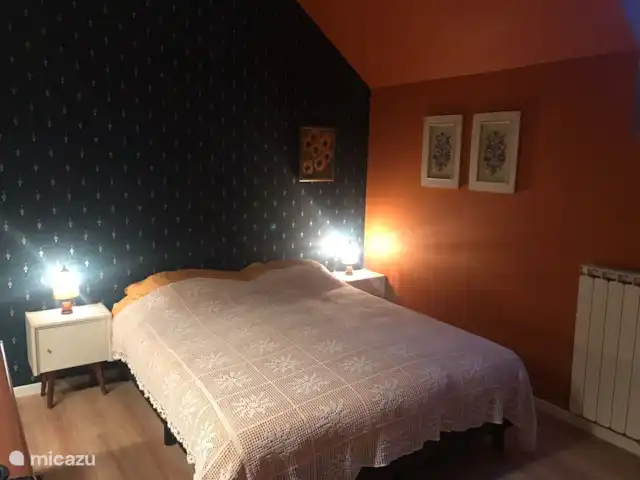Casa de vacaciones Laume en Francia, Allier, Theneuille - casa vacacional La cama en el dormitorio naranja con los billares. Esta habitación tiene acceso al baño.