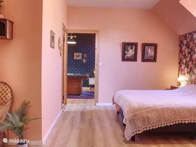 Casa de vacaciones Laume en Francia, Allier, Theneuille - casa vacacional El dormitorio de flores también tiene una puerta al baño. El dormitorio naranja se puede ver en la parte de atrás.