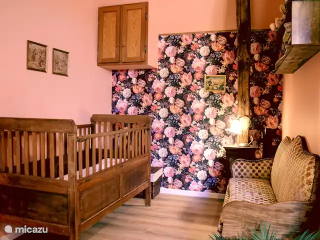 Casa de vacaciones Laume en Francia, Allier, Theneuille - casa vacacional La cuna en el dormitorio de flores.