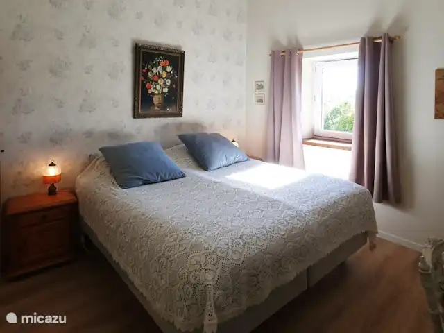 Casa de vacaciones Laume en Francia, Allier, Theneuille - casa vacacional El dormitorio azul tiene vista al patio trasero.