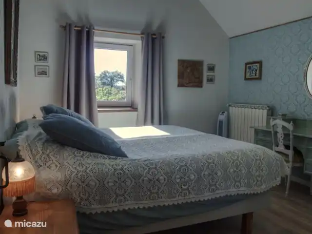 Casa de vacaciones Laume en Francia, Allier, Theneuille - casa vacacional El dormitorio azul con tocador y vistas al jardín.