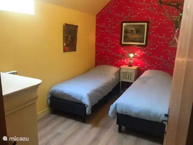 Casa de vacaciones Laume en Francia, Allier, Theneuille - casa vacacional El pequeño dormitorio amarillo con las dos camas.