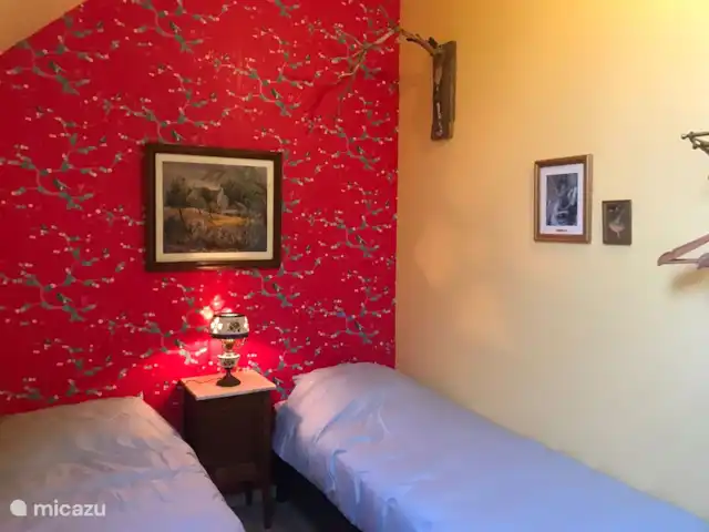 Casa de vacaciones Laume en Francia, Allier, Theneuille - casa vacacional El pequeño dormitorio amarillo tiene dos camas individuales separadas entre sí.