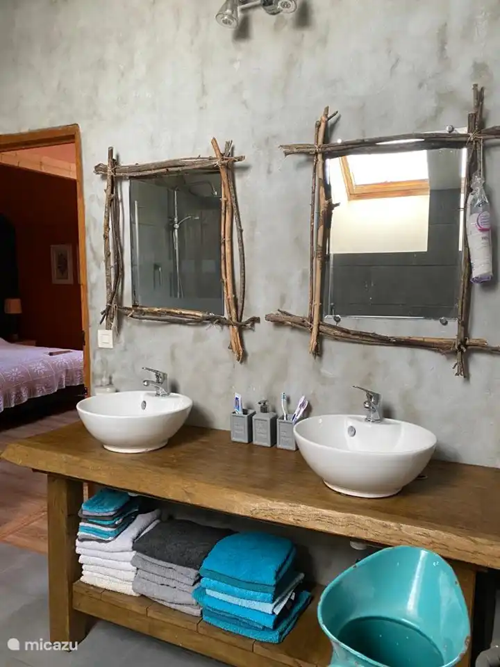 Das Badezimmer auf der Etage mit dem Waschtisch mit zwei Waschbecken. Handtücher werden gestellt.