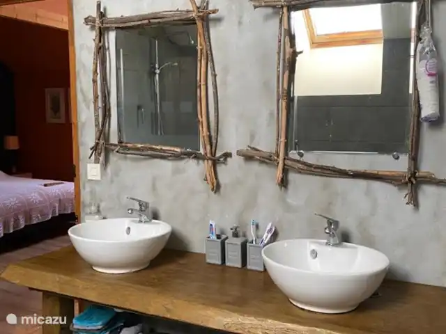 Casa de vacaciones Laume en Francia, Allier, Theneuille - casa vacacional El baño en el piso con el tocador con dos lavabos. Se proporcionan toallas.