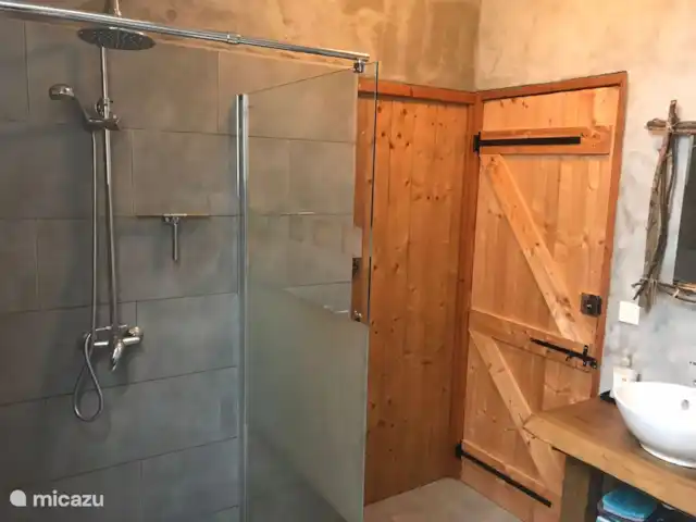 Casa de vacaciones Laume en Francia, Allier, Theneuille - casa vacacional La ducha en el baño del primer piso, las dos puertas dan acceso a la habitación naranja a la izquierda y al dormitorio de flores a la derecha.