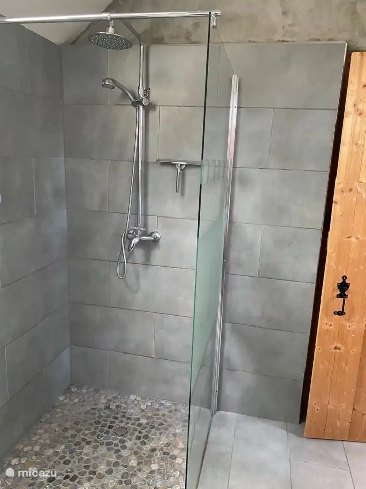 Die begehbare Dusche im Badezimmer auf der Etage.
