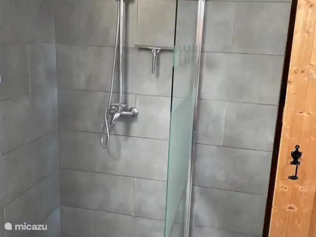 Casa de vacaciones Laume en Francia, Allier, Theneuille - casa vacacional La ducha a ras de suelo en el baño en el suelo.